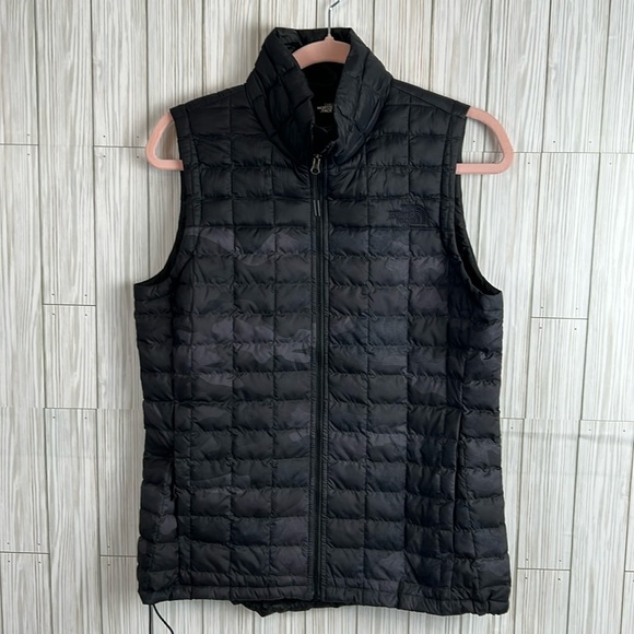 The North Face Women’s Black Camo Puffer Vest Size Medium‎ - Picture 1 of 8